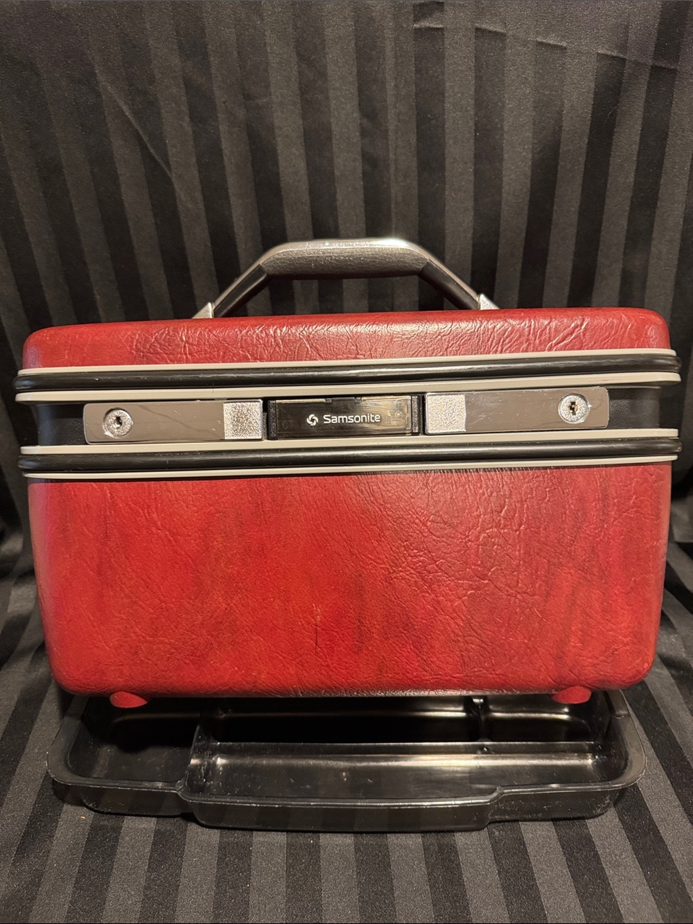 Samsonite Hard-Shell Cosmetic Train Case with Chrome Accents - Picture 11 of 16